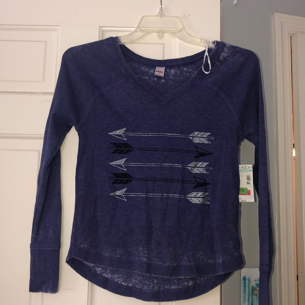 purple shirt with arrows